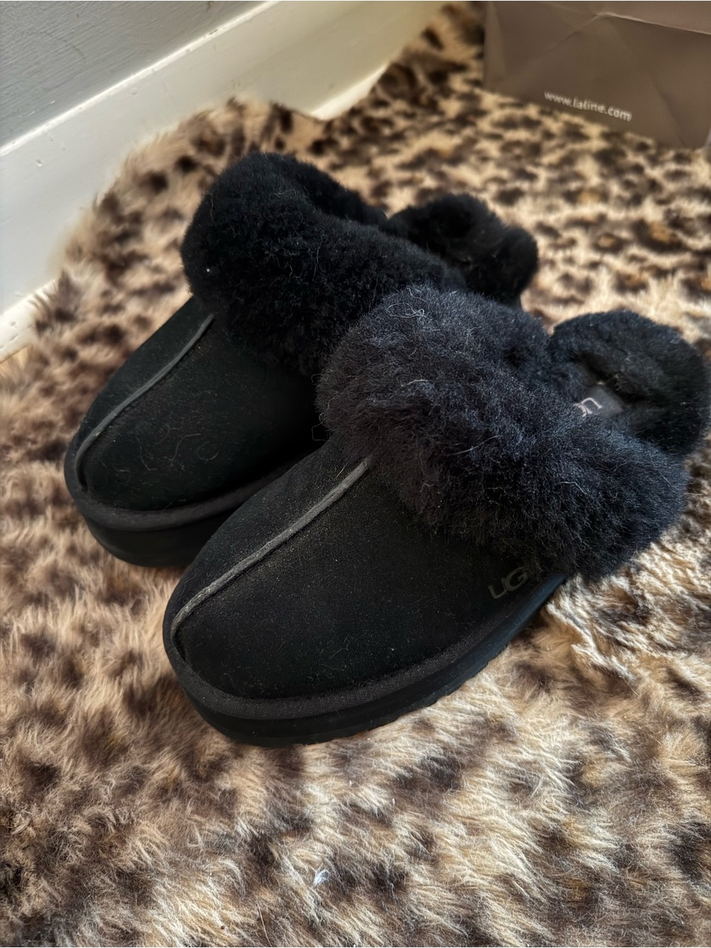 UGG DISQUETTE Women's Black Slippers. SIZE 7 , LIKE NEW. Suede & sheepskin